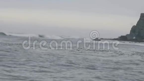 从暴风海浪中的帆船到悬崖岛的景色视频的预览图