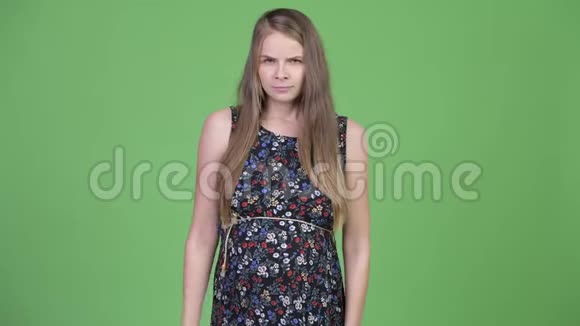 年轻愤怒的孕妇竖起大拇指视频的预览图