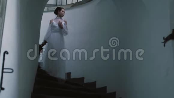 一位美丽温柔的新娘的肖像穿着豪华的白色婚纱美时尚理念视频的预览图
