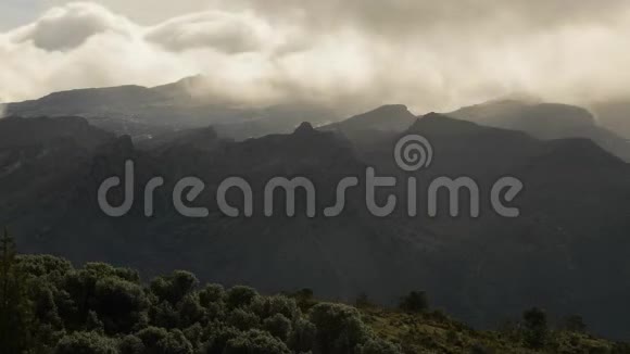安第斯山脉的高山云视频的预览图