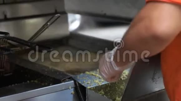 在食品车里煮法拉费球纽约视频的预览图
