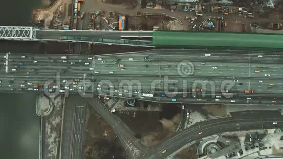 城市公路火车站和公路建设工地的高空俯视图视频的预览图