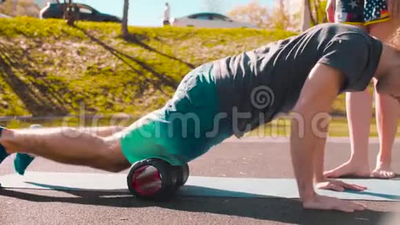 男人用滚床单做腿部的自我按摩视频的预览图