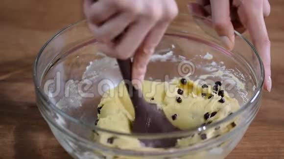 自制巧克力片饼干面团在搅拌碗准备烘烤视频的预览图
