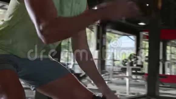 在健身房用战绳锻炼的人视频的预览图