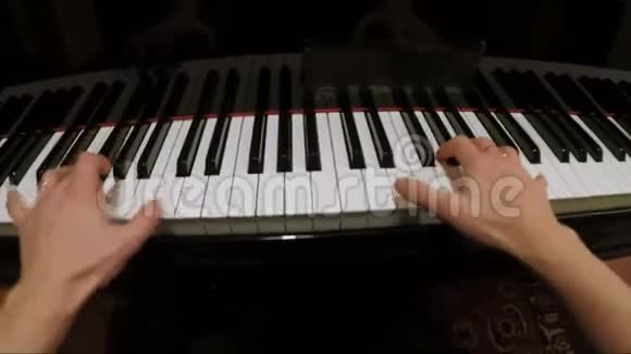 女子手在钢琴上弹破布慢动作FDV视频的预览图