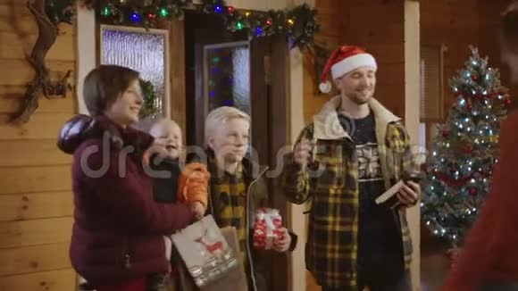 一对夫妇带着孩子来到他们的朋友家过圣诞夜视频的预览图