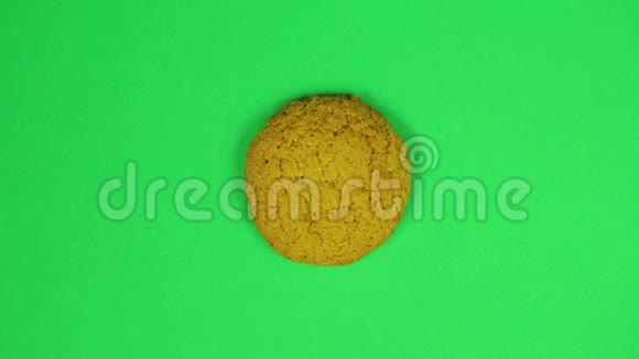 孩子在绿色背景上画一个比特币符号在饼干上涂上棕色的糖霜时间跨度视频的预览图