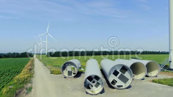风电场在靠近大海的绿野上的空中镜头阳光明媚的一天视频的预览图