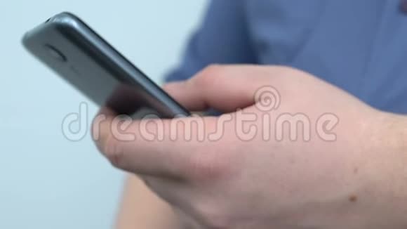 智能手机上的男性打字信息懒散的休息时间久坐的生活方式视频的预览图