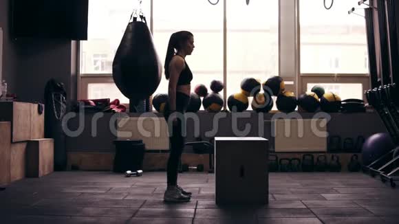 20漂亮的运动女孩在健身房的隔间里跳起来为夏天做好准备健康生活方式视频的预览图