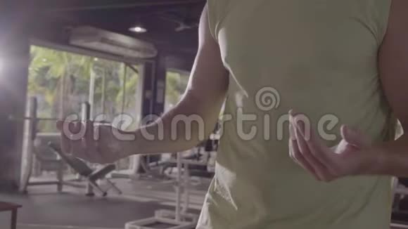 健身房里用粉笔粉的特写视频的预览图