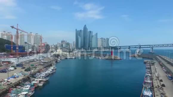 韩国釜山广加里明拉克霍伊中心的空中景观视频的预览图