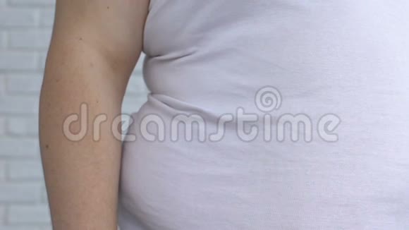 肥胖男性患有肝痛消化系统紊乱暴饮暴食症视频的预览图