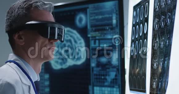 医生用VR耳机检查脑部扫描视频的预览图