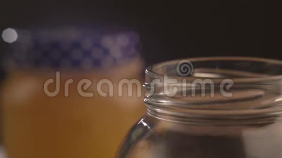 蜂蜜被倒进罐子里视频的预览图