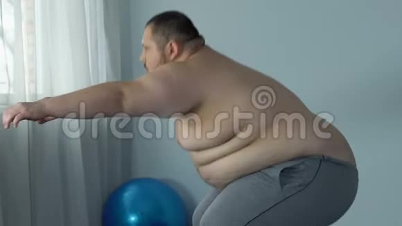 超重男子在家庭锻炼时感到疲劳和呼吸障碍呼吸困难视频的预览图