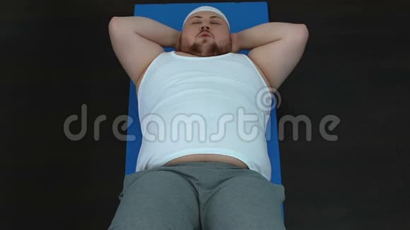 过度疲劳的人做腹部皱褶懒散的久坐生活方式身体护理视频的预览图