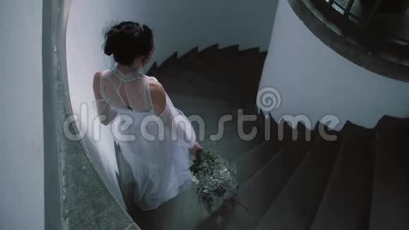 一位美丽温柔的新娘的肖像穿着豪华的白色婚纱美时尚理念视频的预览图