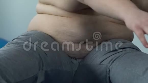 体重沉重的人有脂肪褶皱伸展试图到达脚趾减肥的愿望视频的预览图