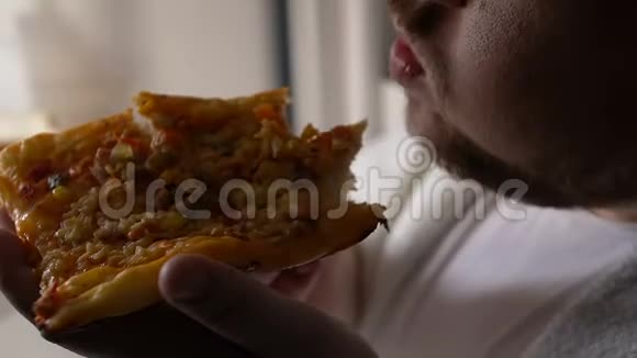 懒肥光棍晚上在冰箱旁嚼披萨食物营养便宜视频的预览图