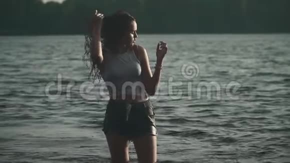 河岸上头发湿湿的少女视频的预览图