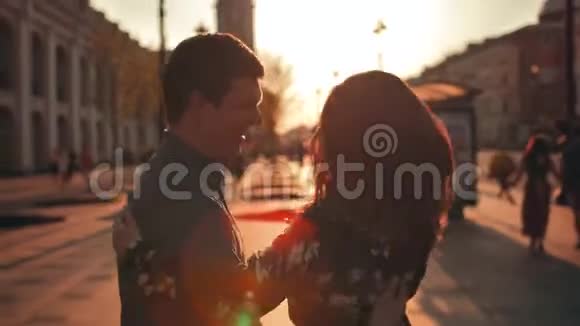 爱在空中可爱的浪漫情侣一对男女花时间在城市里一起跳舞视频的预览图