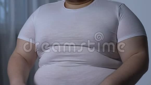 病态肥胖男性感觉胸痛危及生命的心脏问题药物视频的预览图