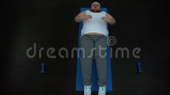胖乎乎的年轻男性加强腹部肌肉燃烧腹部脂肪视频的预览图