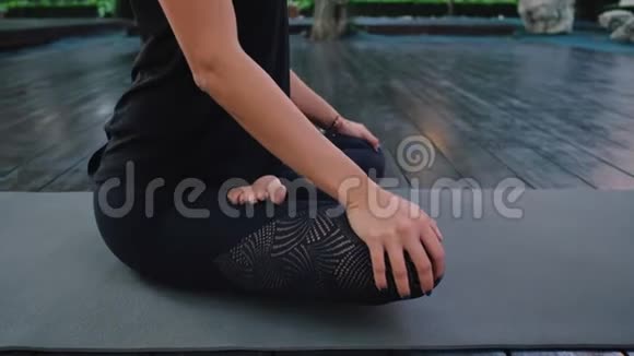 年轻的白种人女性穿着紧身衣通过练习瑜伽放松特写手脚在莲花位置女孩视频的预览图