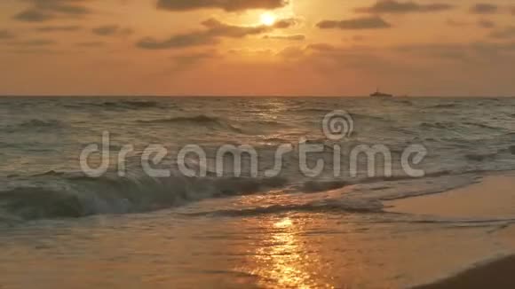 日落时分的金色沙滩和海军游艇视频的预览图