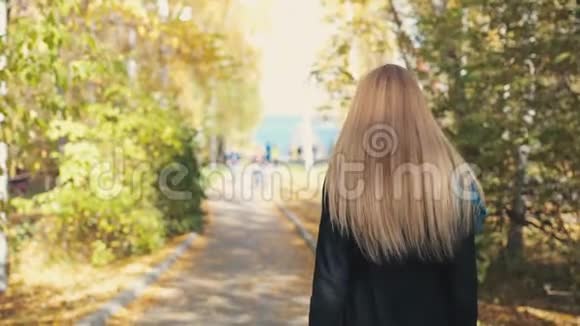 金发美女走在秋天的七彩公园里慢动作3840x2160视频的预览图