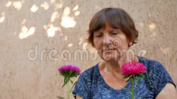 一位老年女性花店老板用米迦勒玛黛西或艾斯特做花束视频的预览图