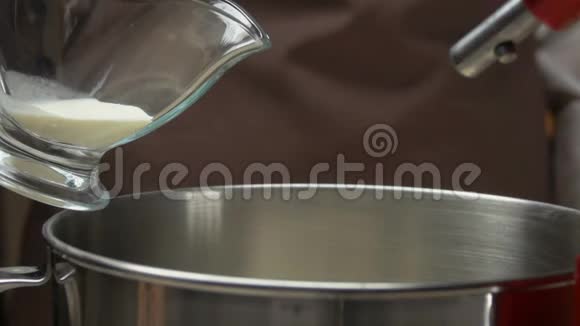奶油倒入搅拌机的碗中搅拌视频的预览图