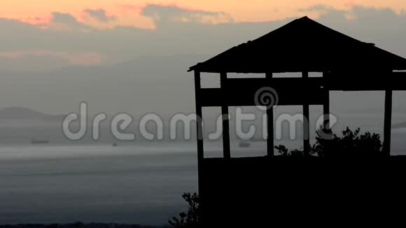 黄昏时山上的观景台视频的预览图