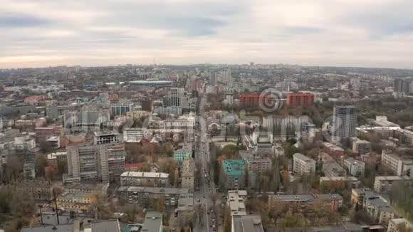无人机城市天际线的视野视频的预览图