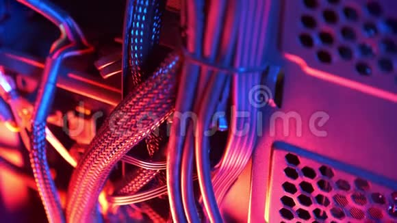 在运动中拍摄电脑内部电线和红色结构的计算机视频的预览图