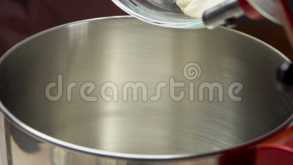 奶油芝士用抹刀放入搅拌机的碗中视频的预览图