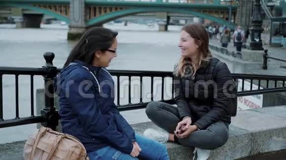 两个女孩在闲聊视频的预览图