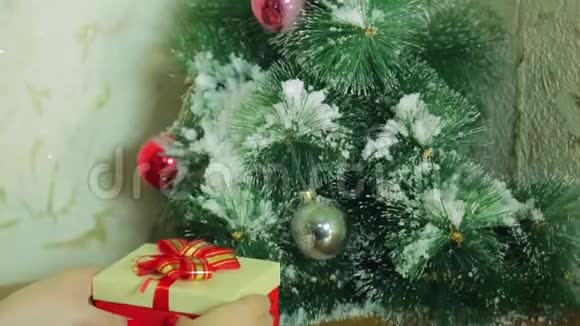 女人把圣诞礼物放在圣诞树下视频的预览图