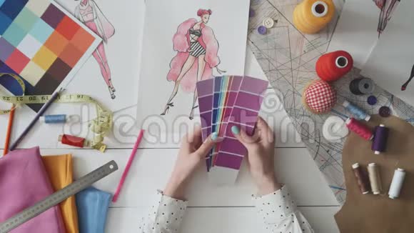 女时装设计师为她的新设计选择调色板视频的预览图