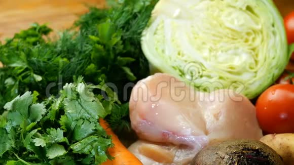 各种生蔬菜和生鸡肉用于制作汤罗宋汤或健康膳食视频的预览图