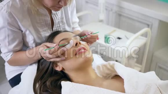 睫毛延伸主人准备客户在美容院的手术视频的预览图
