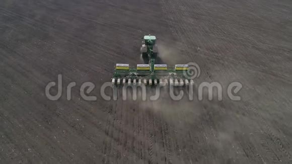 农村和农业在田间播种前用犁耕的拖拉机上的鸟瞰图视频的预览图