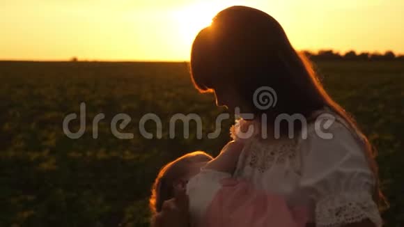 小孩子正在姐姐的怀里睡着一晚散步夕阳的金色光芒视频的预览图