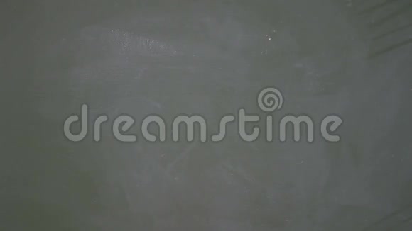一只用粉笔在黑板上书写的女性手视频的预览图