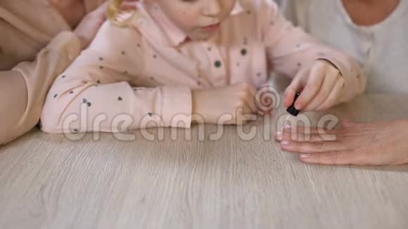 小女孩画奶奶指甲做指甲女美女休闲视频的预览图