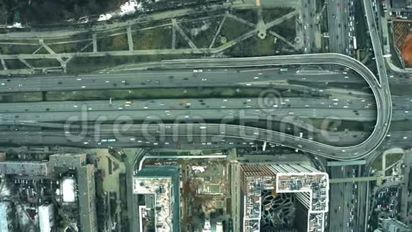 主要城市道路和立交桥的高空俯视图视频的预览图