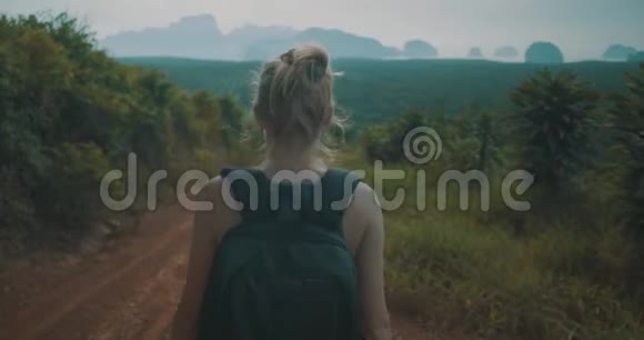 在热带岛屿山区徒步旅行的女人视频的预览图