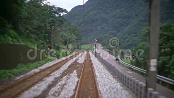 4在丛林和山上的铁轨的K视图台湾乡村之旅视频的预览图
